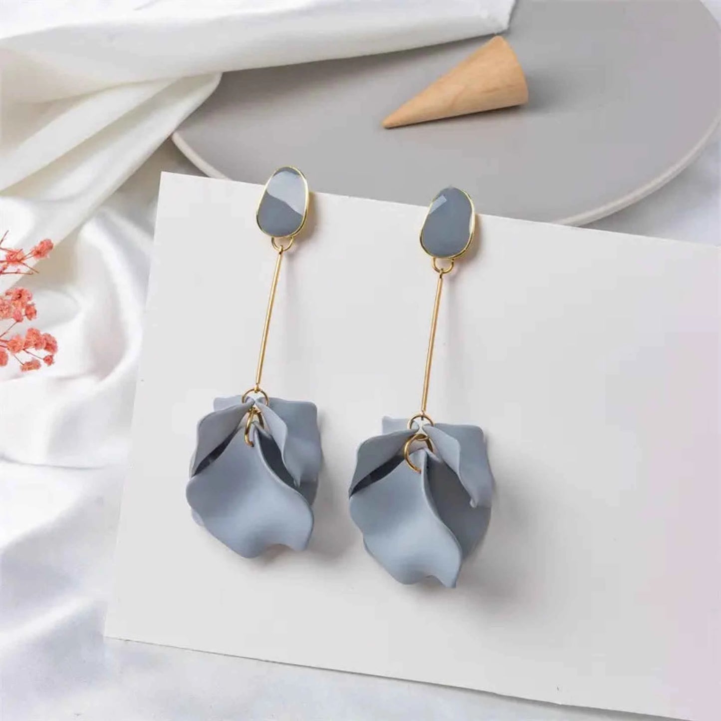 Jessymell Aretes largos pétalos azul elegante