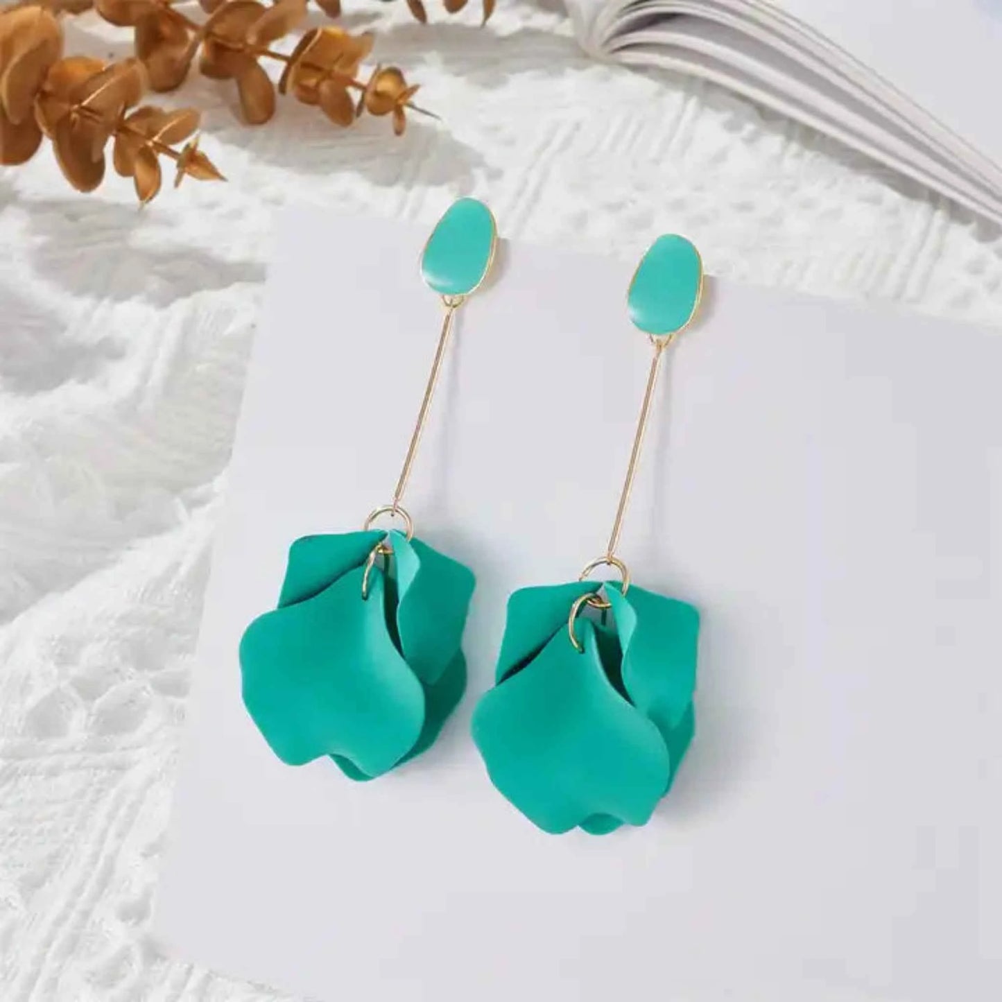 Jessymell Aretes largos pétalos azul elegante