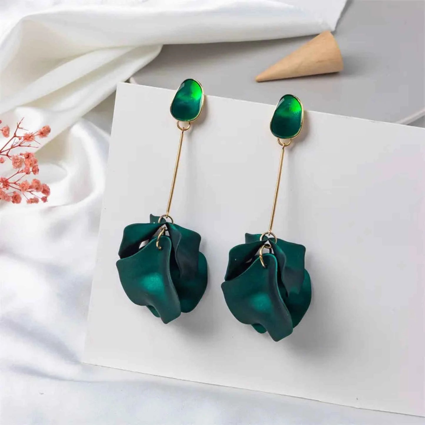 Jessymell Aretes largos pétalos azul elegante