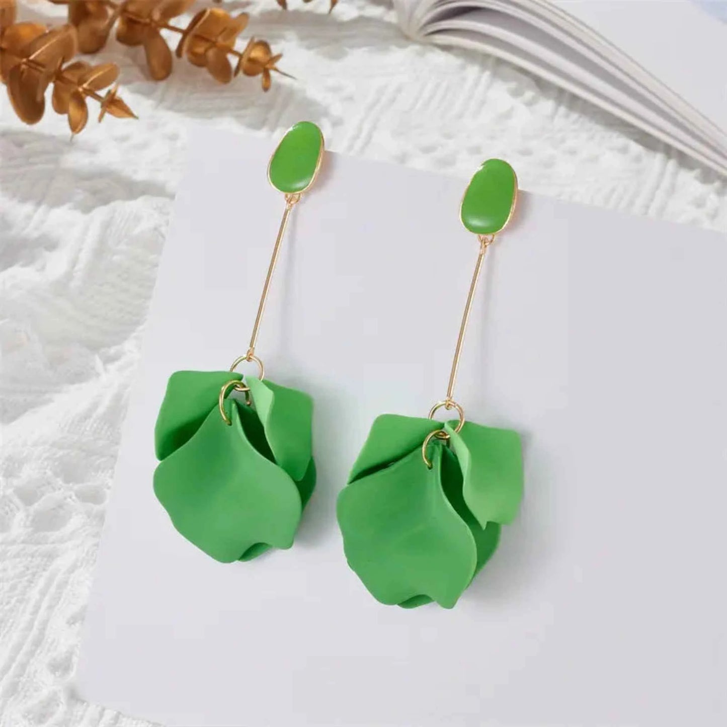Jessymell Aretes largos pétalos azul elegante