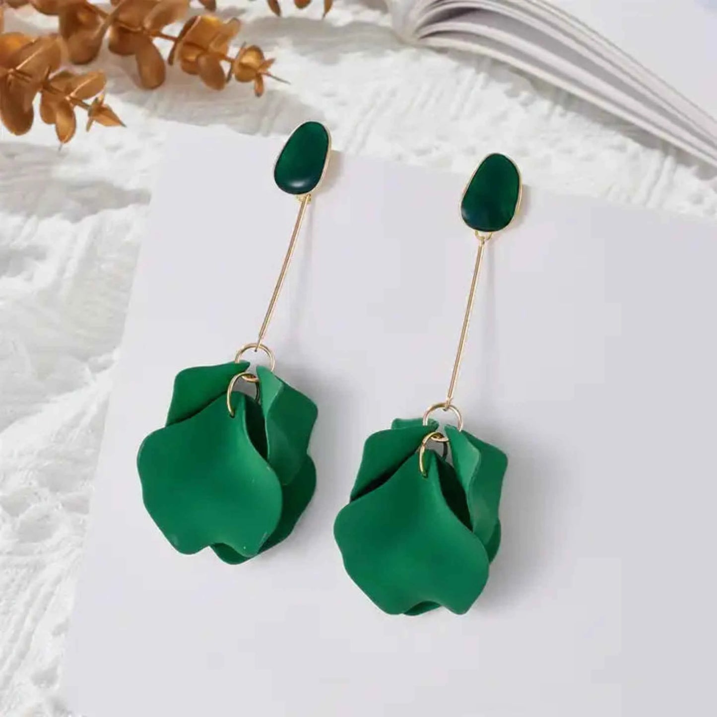 Jessymell Aretes largos pétalos azul elegante