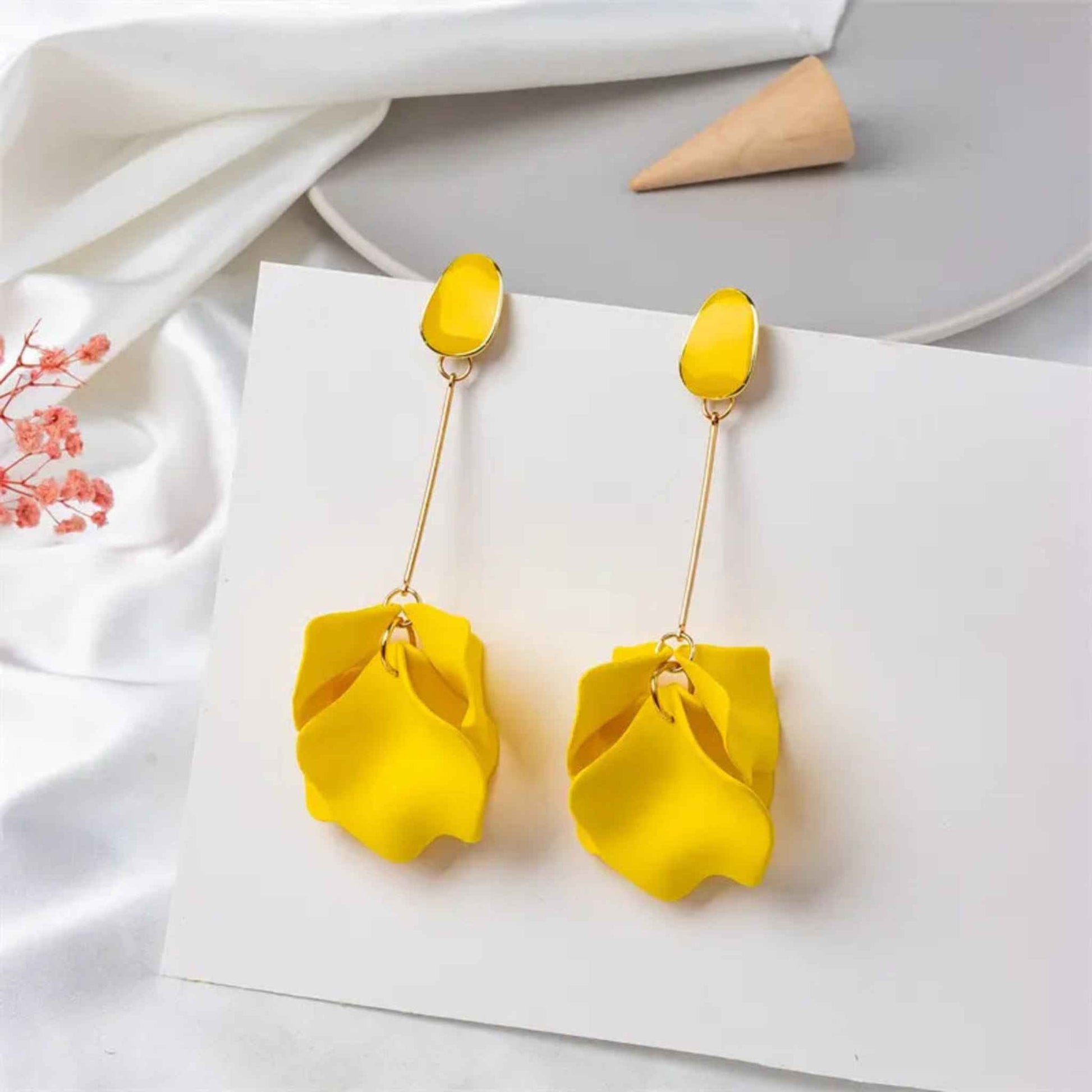 Jessymell Aretes largos pétalos azul elegante