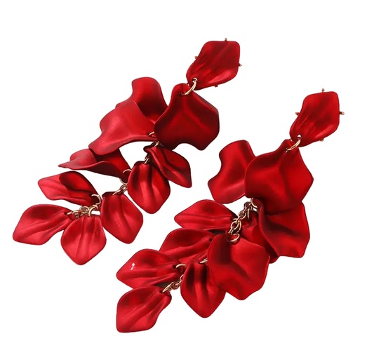 Aretes largos pétalos en color rojo con diseño elegante y detalles en dorado de Jessymell