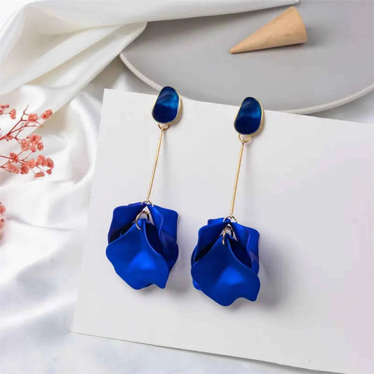 Jessymell Aretes largos pétalos azul elegante